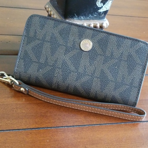 Michael Kors Handbags - MK 😺 PHONE & WALLET WRISTLET